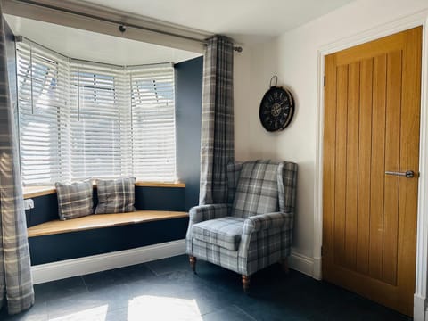 Library, Living room, Seating area