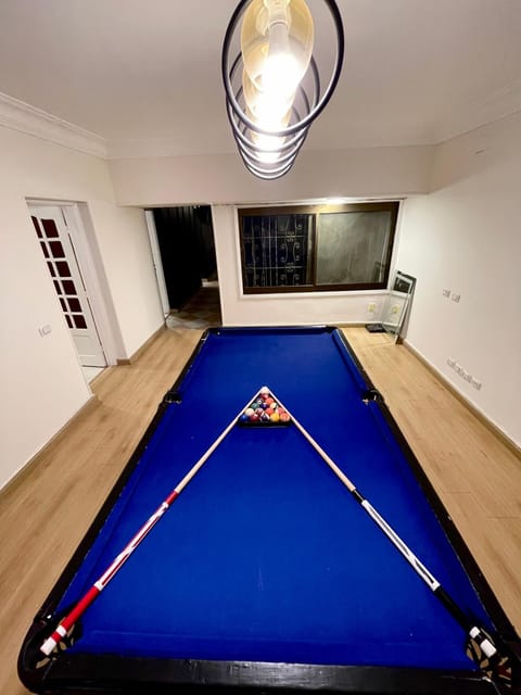 Billiard, Game Room