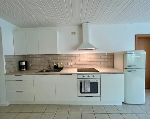 Coffee/tea facilities, Kitchen or kitchenette, dishwasher, oven, stove, toaster