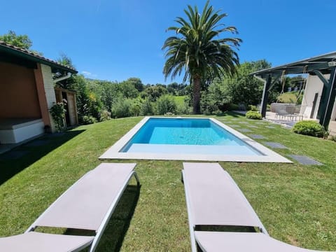 Maison avec piscine et terrain de pétanque Villa in Urrugne