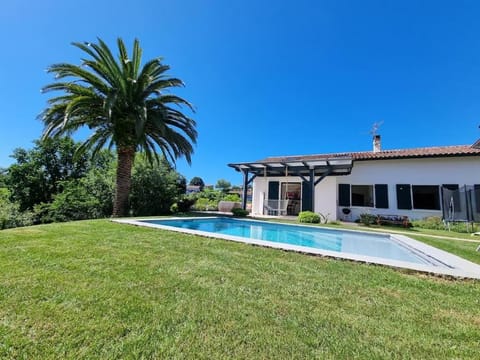 Maison avec piscine et terrain de pétanque Villa in Urrugne