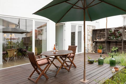 Property building, Patio, Garden, Balcony/Terrace