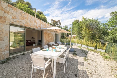 Property building, Patio, Spring, Day, Garden, Dining area, Garden view