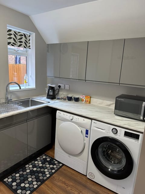 Kitchen or kitchenette, washing machine, dryer