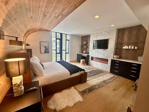 Gorgeous Mountain House with Sauna, Gym, Hot Tub House in Summit Park