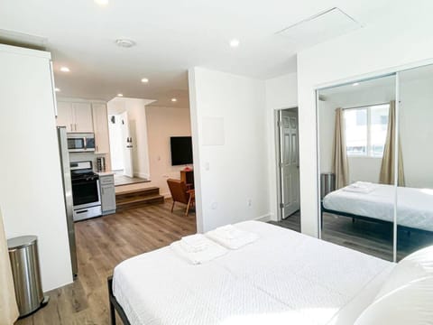 Bed, Kitchen or kitchenette, Photo of the whole room, Bedroom, oven, pet friendly, wardrobe