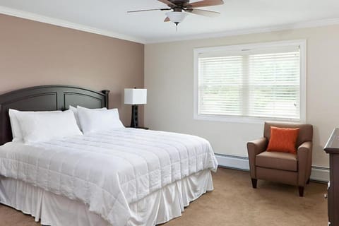 Visit the beautiful Northeast scenery in this Studio Apt with resort amenities House in Woodstock