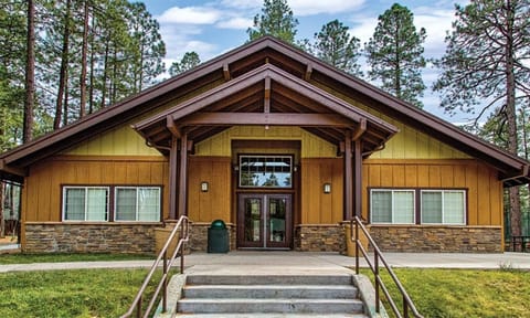 Resort 1BD condo with amenities of pool, arcade, walking trails and more House in Pinetop-Lakeside