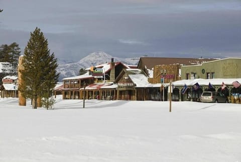 Resort 1BD condo 1 block from Yellowstone gates with resort amenities Haus in West Yellowstone