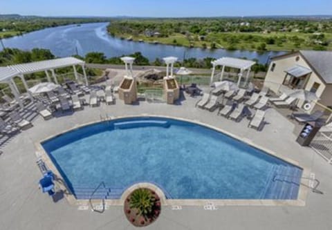 Enjoy the scenery of Lake Marble Falls in 2BD resort condo with family House in Marble Falls