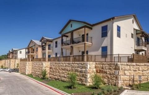 Thoughtful 1BD condo with resort amenities on banks of Lake Marble Falls Maison in Marble Falls