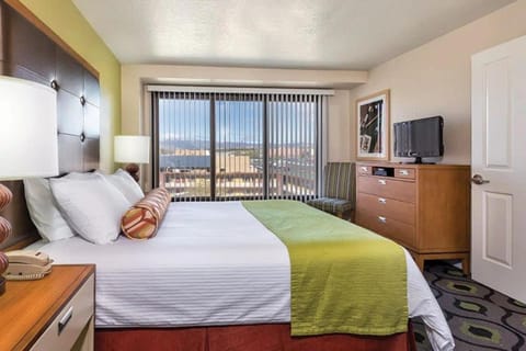 Enjoy all Reno has to offer in this 2BD resort condo with outdoor pool or hot tub House in Reno