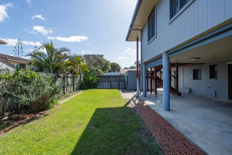 Blue House on Pippi - Oceanstays - Pet Friendly House in Yamba