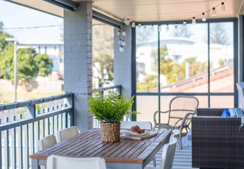 Blue House on Pippi - Oceanstays - Pet Friendly House in Yamba