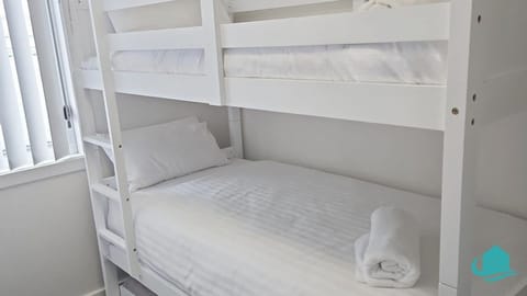 Bed, Bedroom, bunk bed, towels