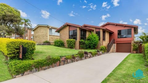 Property building, Neighbourhood, Natural landscape, Garden, Garden view, Street view