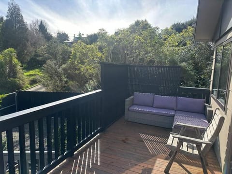 Walk to town, Private Bach with Hot Tub House in Raglan