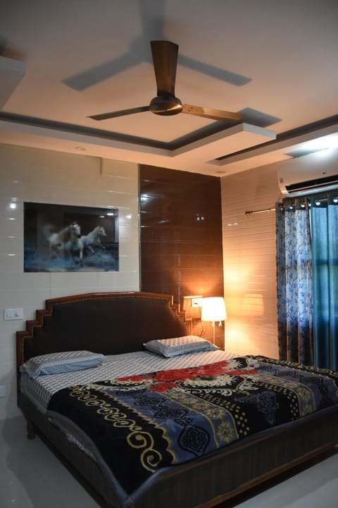 Bed, View (from property/room), Bedroom, City view, Street view, air conditioner