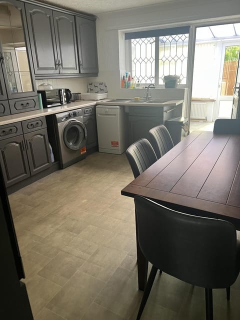 Kitchen or kitchenette, Dining area, washing machine