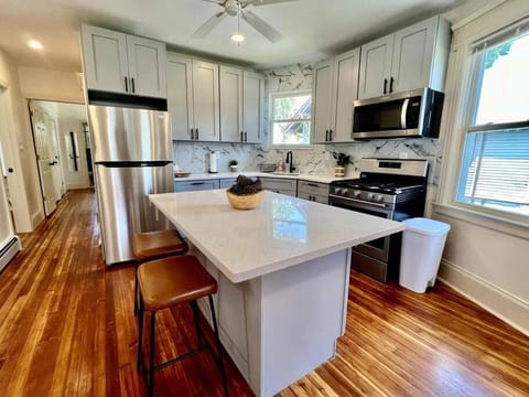 Kitchen or kitchenette, Dining area, oven, pet friendly, stove