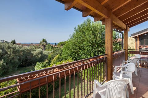 Casa Flora-Grande appartamento a Garda Apartment in Garda