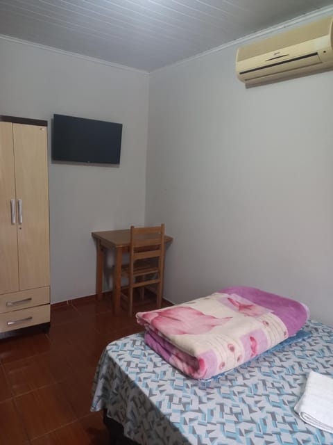 Bed, TV and multimedia, Photo of the whole room, wardrobe, air conditioner