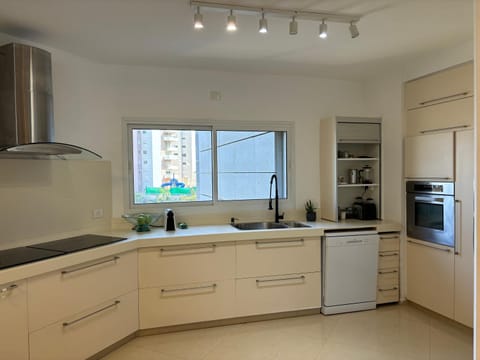 Coffee/tea facilities, Kitchen or kitchenette, dishwasher, oven