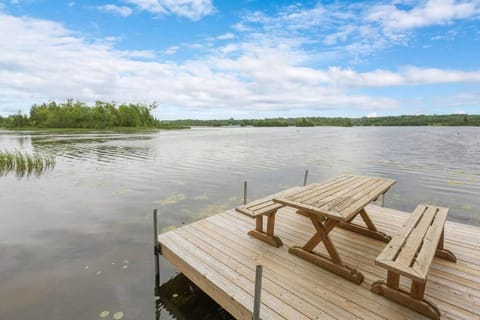 Charming Lakeside Cottage ! Casa in Kawartha Lakes