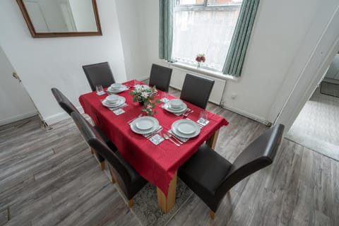 Spacious 5 bedroom house Wohnung in Rochdale