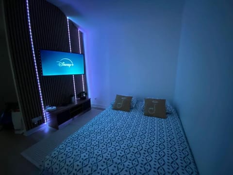 Bed, TV and multimedia, Photo of the whole room, Bedroom