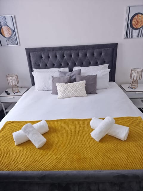 SHM Stays M6 J7 Free Parking Great for Long or Short Term Stays 10 min Drive to City Centre & M5 Bus Stop and Shops outside Property Apartment in Birmingham