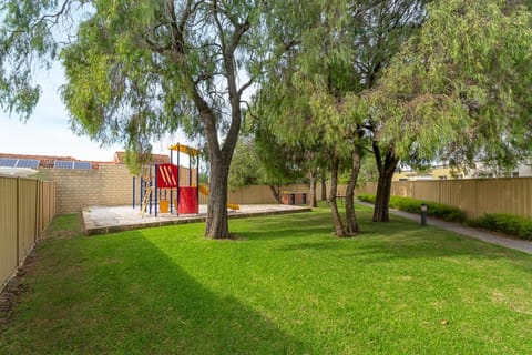 Property building, Spring, Day, Natural landscape, Garden, Garden view