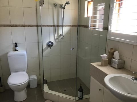 Shower, Toilet