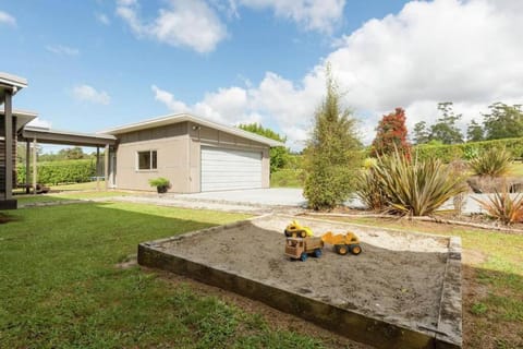 Kiwi Sanctuary Modern, Sleeps 9, Spa Pool House in Northland