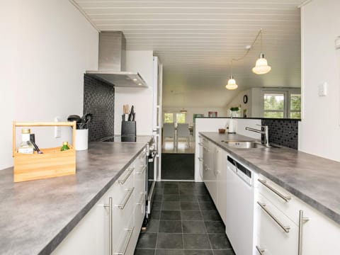 6 person holiday home in Bl vand House in Blåvand