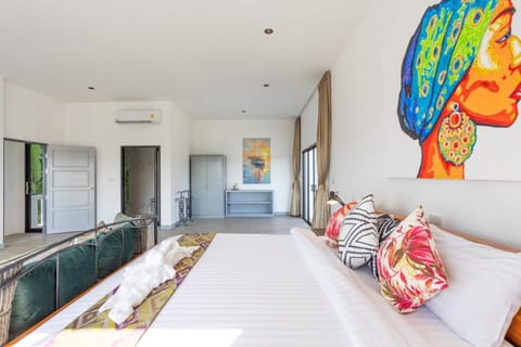 Bed, Living room, Photo of the whole room, Seating area, Bedroom, Pool view, Sea view, Sea view, wardrobe, air conditioner