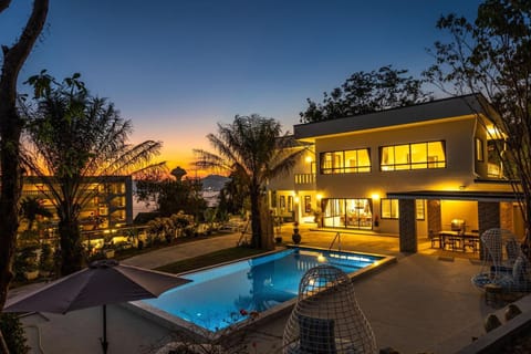 Property building, Patio, Day, Night, Natural landscape, Pool view, Sea view, Swimming pool, Swimming pool, Sunrise, Sunset, sunbed