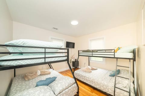 30-3! SPRING GETAWAY EARLY BIRD 10 PERCENT! Newly renovated, airy apartment in Boston Apartment in Quincy