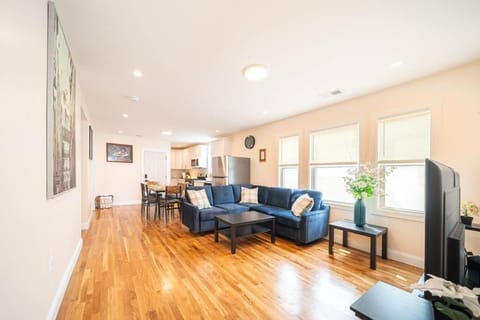 30-3 Newly renovated, airy apartment in Boston Apartment in Quincy