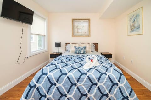 30-3! SPRING GETAWAY EARLY BIRD 10 PERCENT! Newly renovated, airy apartment in Boston Apartment in Quincy