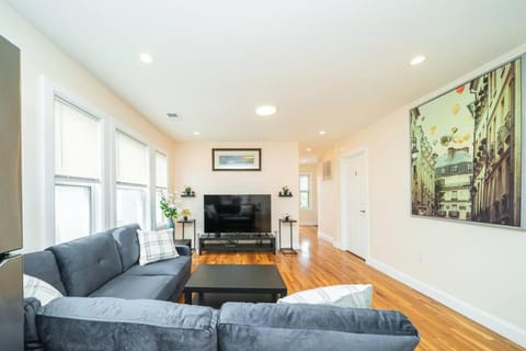 30-3 Newly renovated, airy apartment in Boston Apartment in Quincy