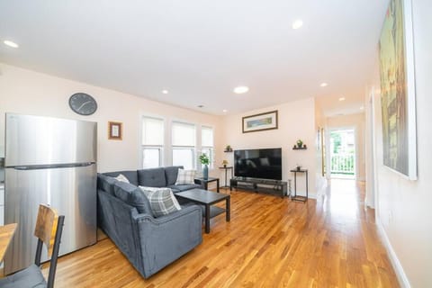 30-3 Newly renovated, airy apartment in Boston Apartment in Quincy