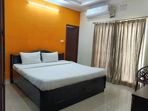 Bed, Living room, Photo of the whole room, Bedroom, air conditioner