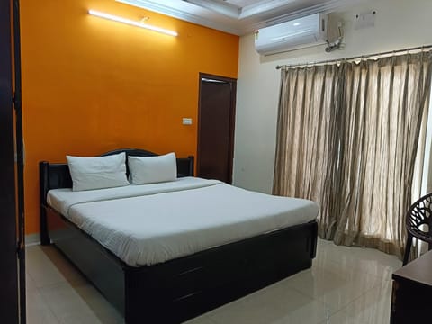 Bed, Photo of the whole room, Bedroom, air conditioner