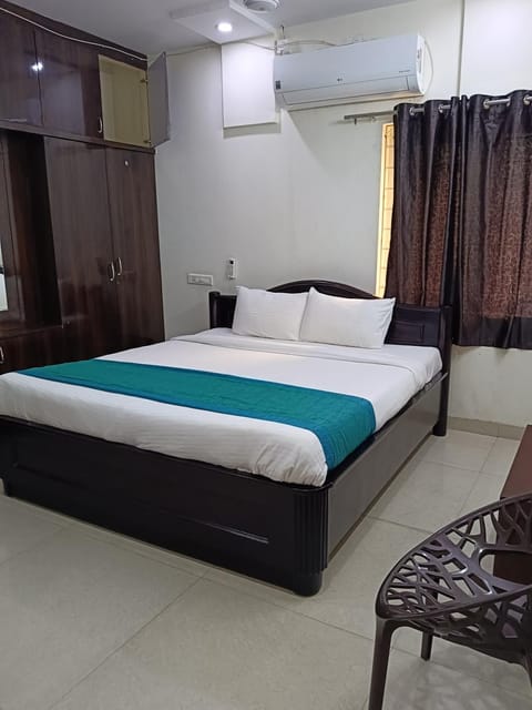 Bed, Living room, Photo of the whole room, Bedroom, air conditioner