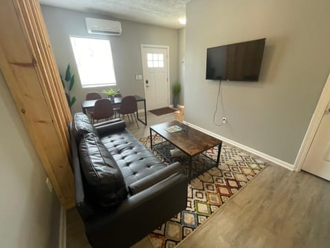 The Yale Townhouse- 2 BR Apartment in Franklinton