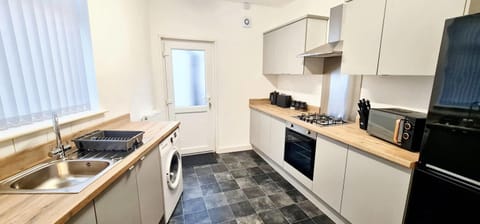 Bright & Comfy 4-Bedroom House 10 mins to City by Rest&Recharge House in Manchester