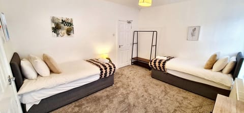 Bright & Comfy 4-Bedroom House 10 mins to City by Rest&Recharge House in Manchester