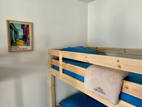 Bedroom, bunk bed