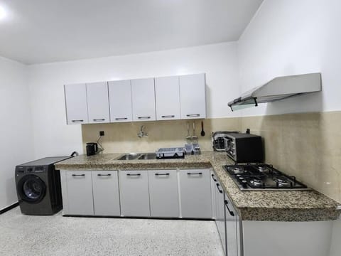 Coffee/tea facilities, Kitchen or kitchenette, dishwasher, dryer